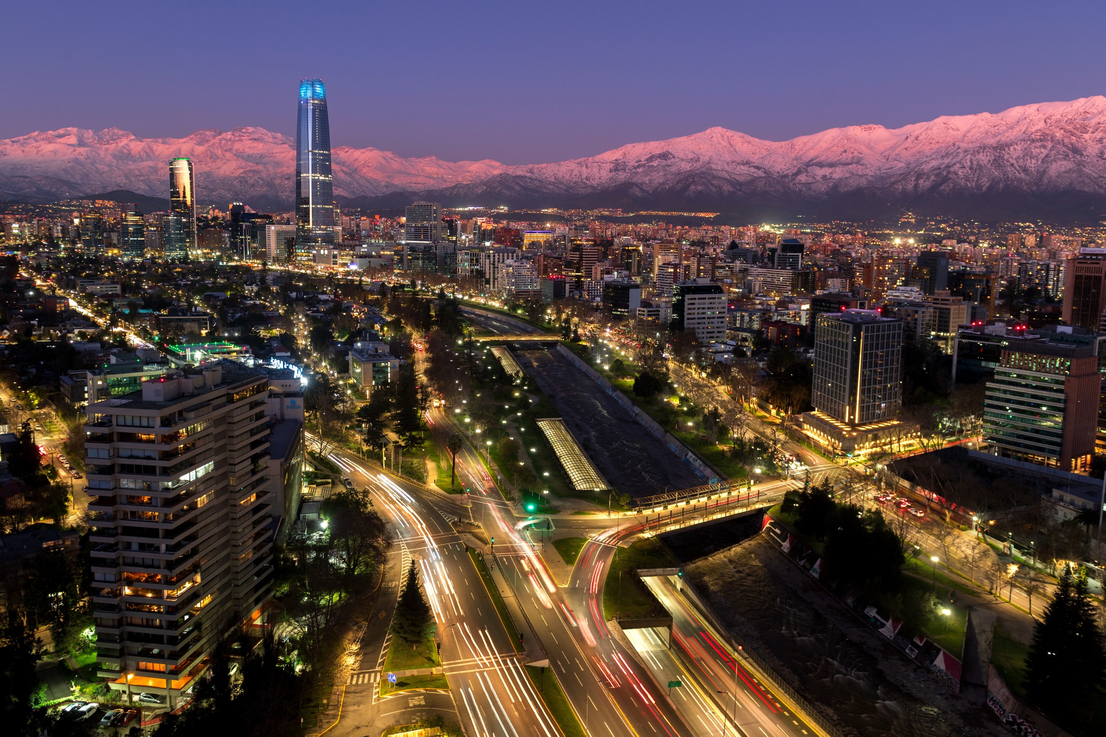 Desde 2017 que Santiago no tenía un atardecer con la cordillera de Los Andes tan nevada.
23AGO2025
Vista desde el @sheratonscl.
@santiagoadictoficial @amosantiago @santiagocityscape
@santiagoadicto