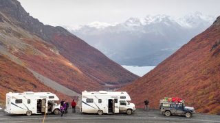 Un recuerdo de Facebook, de este viaje tipo "overland" que hicimos en abril de 2018.

Nos aventuramos en una expedición por Tierra del Fuego en una caravana de 3 motorhomes + el clásico jeep Land Rover de @pablo_ascencio_11 como apoyo. 

Fué una modalidad de viaje que nos permitió recorrer y dormir en lugares estratégicamente seleccionados, y así aprovechar las reducidas horas de luz en el otoño austral. 

La experiencia de quedarse "in situ" fué un acierto, las "fotos con pijama" al amanecer, mientras el desayuno estaba listo, eran parte del viaje.

Estacionábamos, dormíamos y amanecíamos en lugares icónicos como el Lago Deseado, Caleta María o junto a un galpón de esquila en plena pampa.
 
Las fotos son de @luis.bertea_fotografias y @pablo_ascencio_11