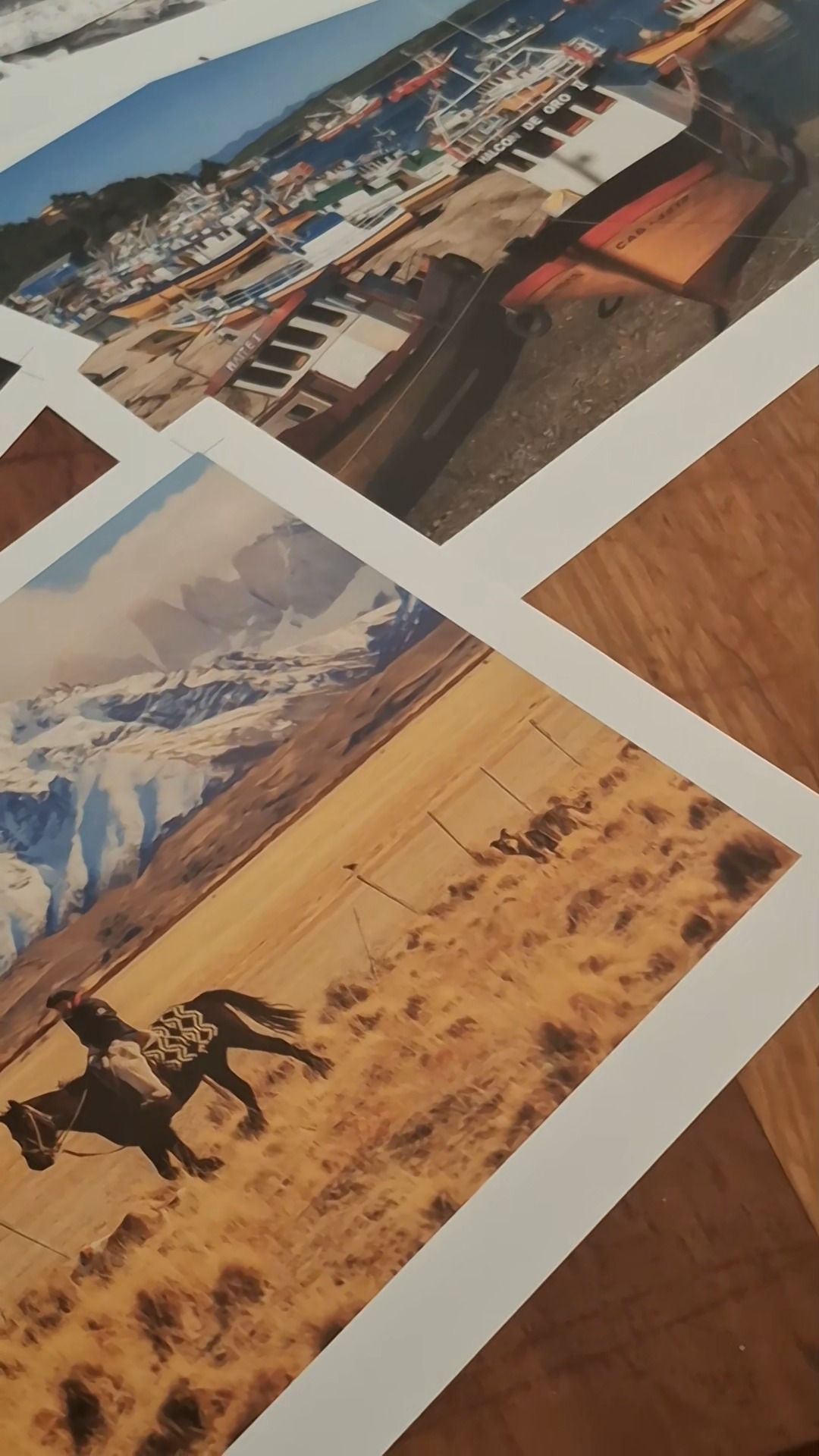 La producción de un calendario incluye un proceso de meses de preparación.
Y a veces, la parte más difícil - después de tomar las fotografías -, es seleccionar decenas de ellas, para luego definir cuales serán las finalistas!!
Hay que tener criterios de selección como combinar la diversidad geográfica, desde el mar a la cordillera, que sean de diferentes colores, regiones, encuadres, etc.
Aquí, las candidatas finales para la edición de próximo Calendario Chile 2027.