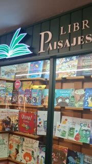 Disponible en librerías!!...
En la clásica librería @libreriapaisajesdechile en el centro comercial @pueblodelingles_ de Vitacura, ya está disponible el Calendario Chile 2027.
#calendarios #paisajesdechile #naturalezadechile #fotografiasdechile #regalosnavideños #regalospublicitarioschile #chile🇨🇱 #marketingdechile #chilelandscape