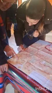 Día 2 de nuestra aventura por el Altiplano de Iquique, entre quebradas donde escasos habitantes aún cultivan sus productos agrícolas según la tradición de los incas (terrazas), rutas por pequeños caseríos con sus iglesias de + 400 años, paisajes, fauna y lo más importante, un excelente grupo humano.
Hoy alojaremos en nuestra primera noche en Cariquima, a unos 3.400 mts de altura, muy cerca de Bolivia.
