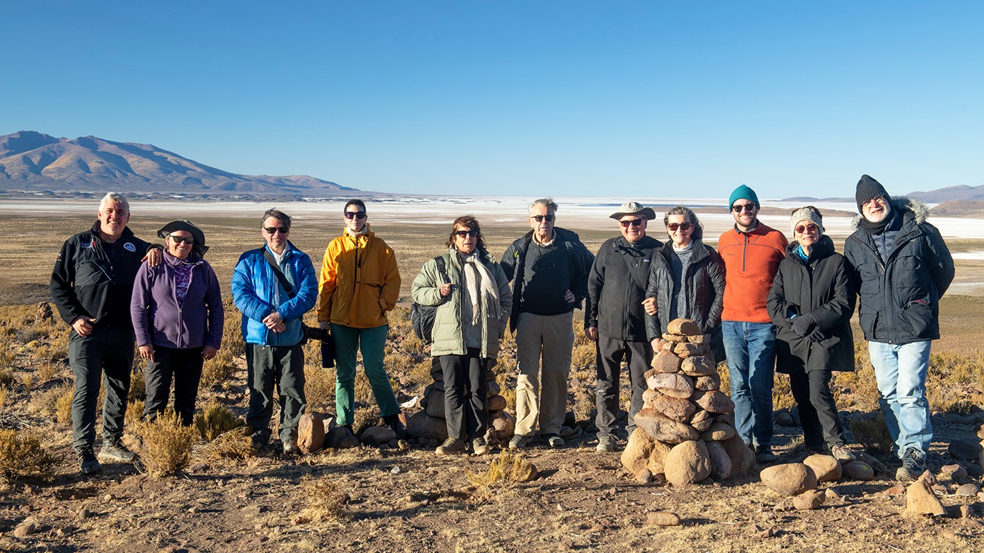El grupo de aventureros frente al Salar de Coipasa, a pocos metros de la frontera con Bolivia.
Fueron 5 intensos dias recorriendo el Altiplano de Tarapacá, un rincón de Chile que es un privilegio visitar y descubrir.
Agosto 2026.